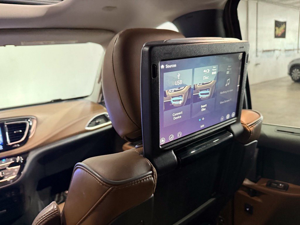 Used 2017 Chrysler Pacifica Limited w/ UConnect Theater Package FWD image 29