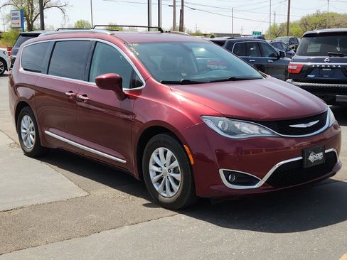 Used 2018 Chrysler Pacifica Touring-L FWD image 6