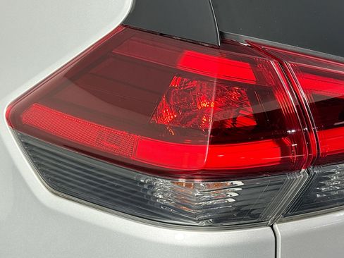 Used 2020 Nissan Rogue S image 34