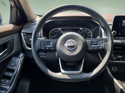 Used 2023 Nissan Rogue SV FWD image 9