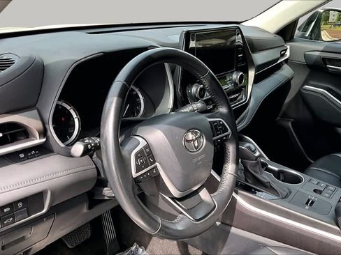 Used 2023 Toyota Highlander XLE FWD image 18