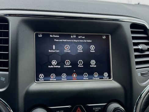 Used 2019 Jeep Grand Cherokee Laredo RWD image 9