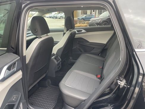 Certified 2025 Volkswagen Taos SE w/ Panoramic Sunroof Package image 8