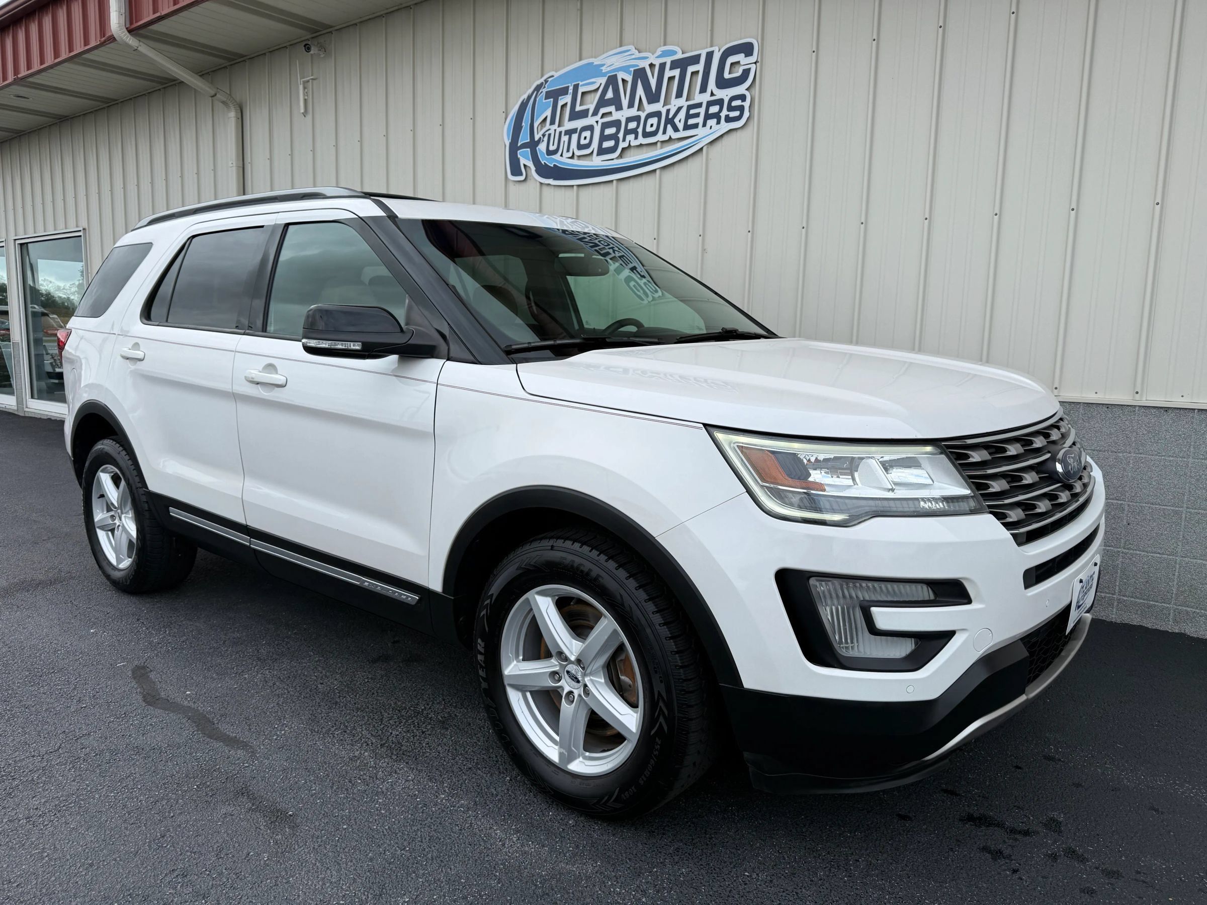 Used 2017 Ford Explorer XLT w/ Equipment Group 202A AWD/4WD image 4