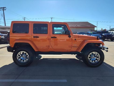 Used 2012 Jeep Wrangler Unlimited Sahara w/ Connectivity Group AWD/4WD image 3