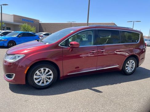 Used 2019 Chrysler Pacifica Touring-L FWD image 1