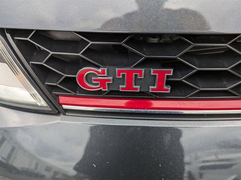 Used 2017 Volkswagen GTI SE image 9