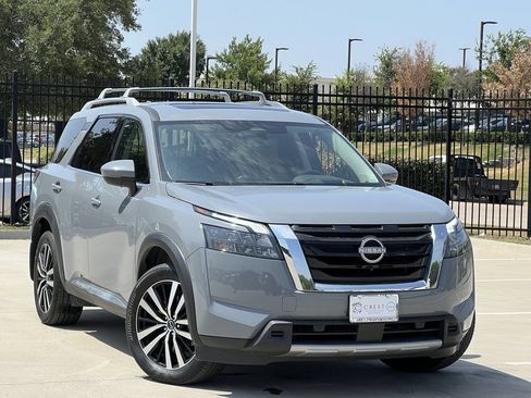 Used 2025 Nissan Pathfinder Platinum AWD/4WD image 2