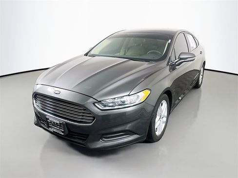 Used 2015 Ford Fusion SE image 3