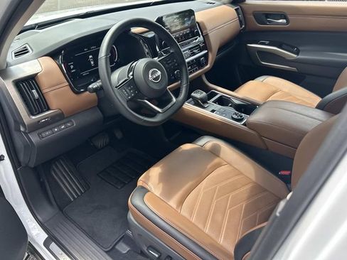 Used 2025 Nissan Pathfinder Platinum w/ Black Appearance Package AWD/4WD image 15