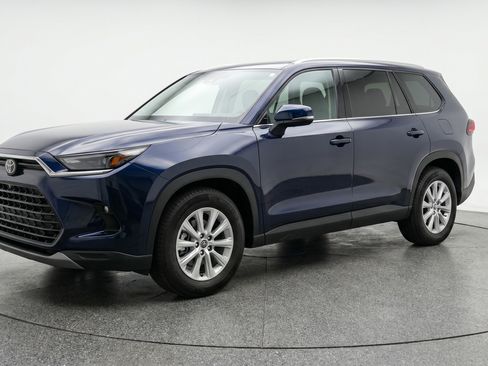 Used 2025 Toyota Grand Highlander FWD image 3