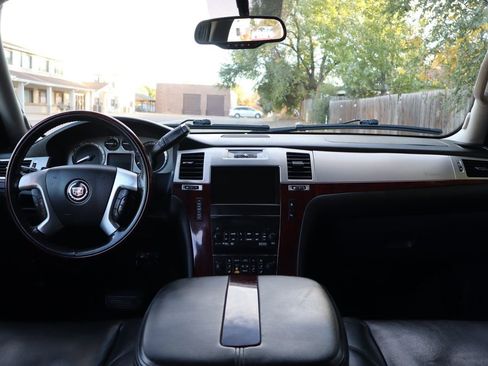 Used 2011 Cadillac Escalade AWD image 16