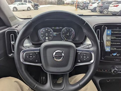 Used 2021 Volvo XC40 T4 Momentum image 11