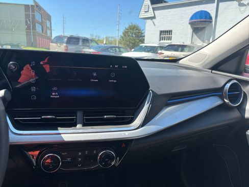 Used 2025 Chevrolet Trax LT image 34