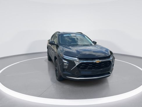 Used 2025 Chevrolet Trax LT w/ LT Convenience Package FWD image 3