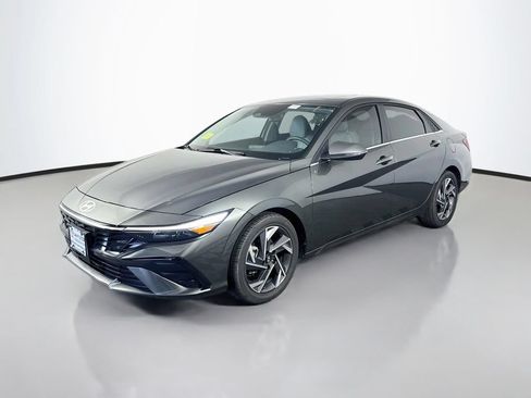 Used 2025 Hyundai Elantra Limited FWD image 2