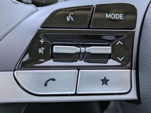 Used 2025 Hyundai Elantra Limited image 21