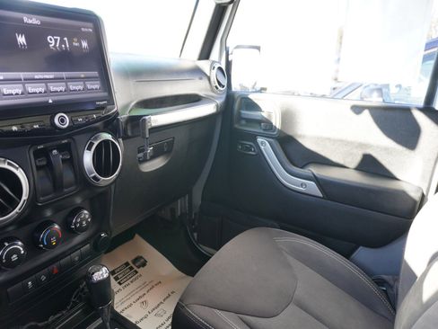 Used 2015 Jeep Wrangler Sahara image 21
