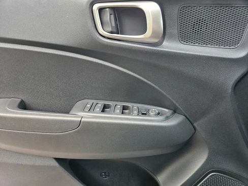 Certified 2025 Hyundai Venue SEL FWD image 12