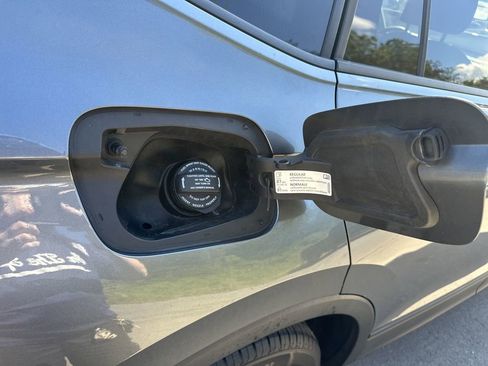 Used 2018 Volkswagen Tiguan S image 10