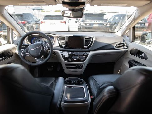 Used 2022 Chrysler Pacifica Touring-L image 23