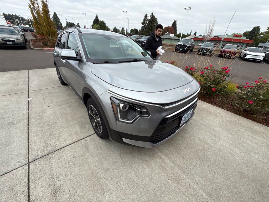 Used 2023 Kia Niro EX FWD image 3