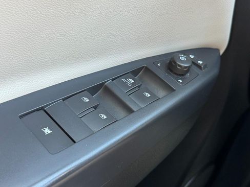 Used 2013 Chevrolet Captiva Sport LTZ FWD image 24