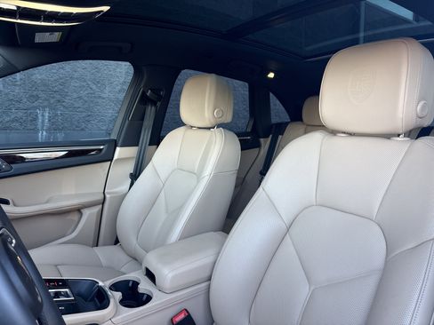 Certified 2025 Porsche Macan image 5