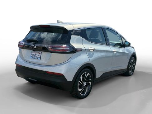 Used 2023 Chevrolet Bolt LT w/ Infotainment Package FWD image 5