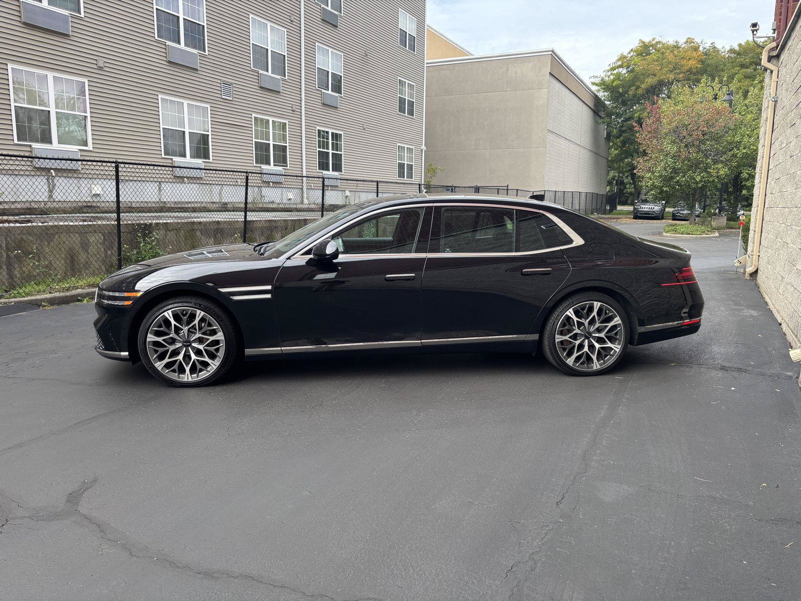 Used 2023 Genesis G90 3.5T AWD/4WD image 3