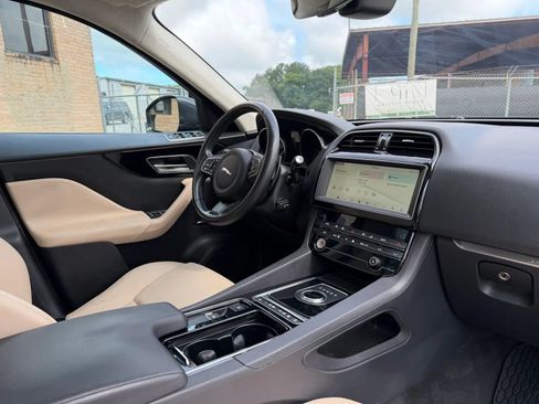 Used 2019 Jaguar F-PACE Premium AWD/4WD image 14