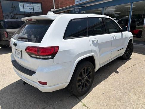 Used 2019 Jeep Grand Cherokee Altitude AWD/4WD image 4