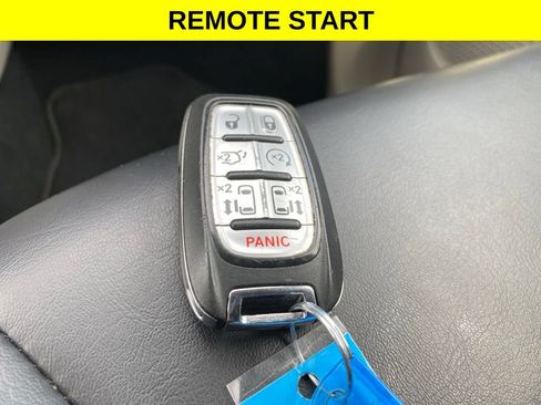 Used 2023 Chrysler Pacifica Touring-L FWD image 18