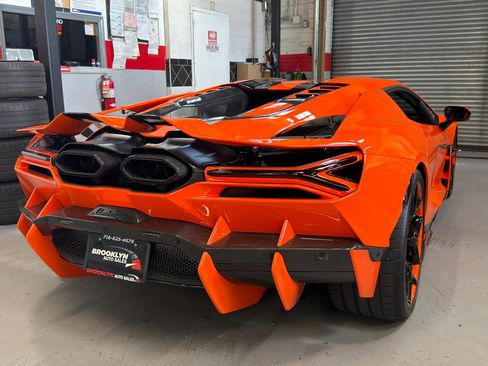 Used 2024 Lamborghini Revuelto image 6