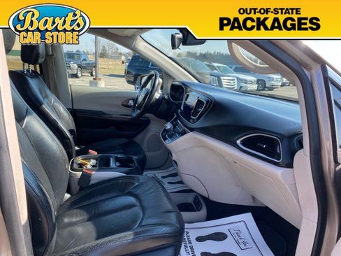 Used 2017 Chrysler Pacifica Touring-L image 15