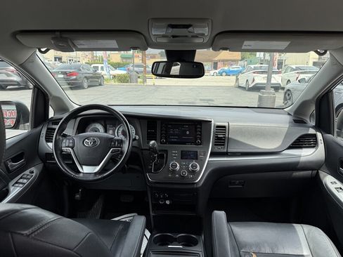 Used 2018 Toyota Sienna SE FWD image 12