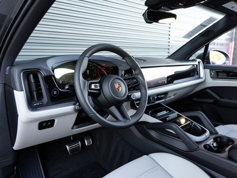 New 2026 Porsche Cayenne S image 4