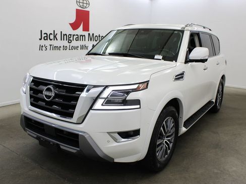 Used 2023 Nissan Armada SL RWD image 2