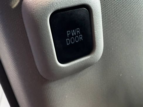 Used 2013 Toyota Sienna SE FWD image 19