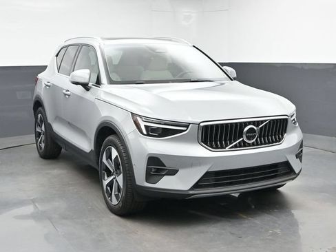 Used 2024 Volvo XC40 B5 Plus w/ Protection Package Premier AWD/4WD image 2