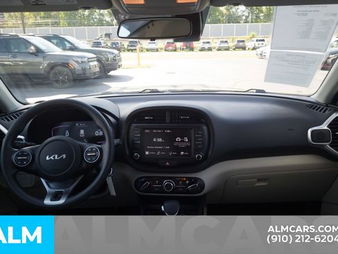 Used 2025 Kia Soul LX w/ LX Technology Package FWD image 19