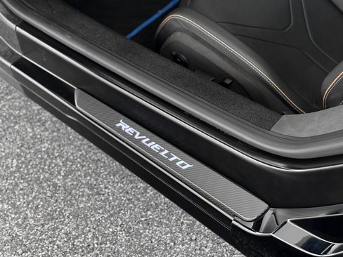 Used 2025 Lamborghini Revuelto image 12