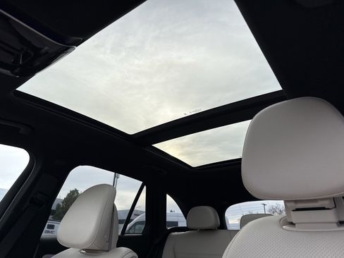 Used 2025 Mercedes-Benz GLC 300 4MATIC image 2