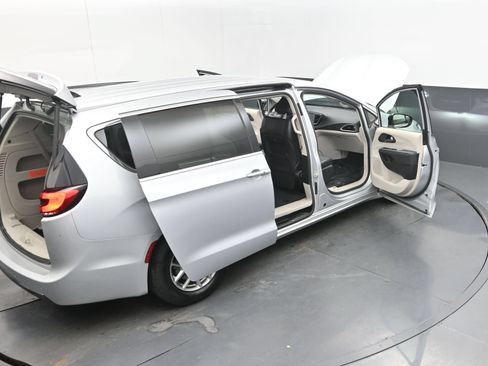 Used 2024 Chrysler Pacifica Touring-L FWD image 42