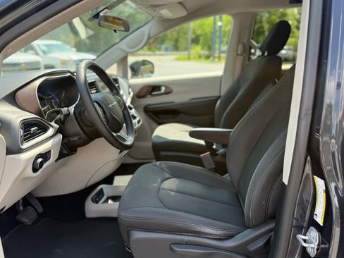 Used 2019 Chrysler Pacifica L image 2