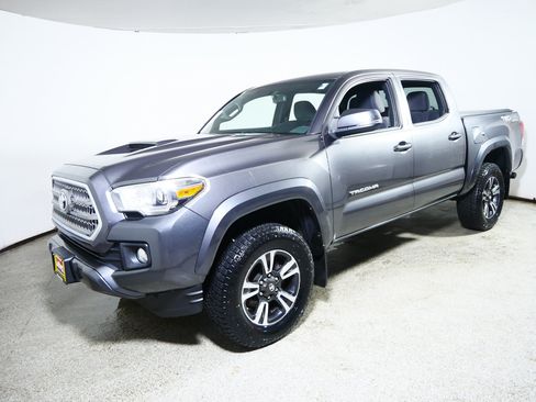 Used 2017 Toyota Tacoma TRD Sport w/ Tow Package (A/T) AWD/4WD image 3