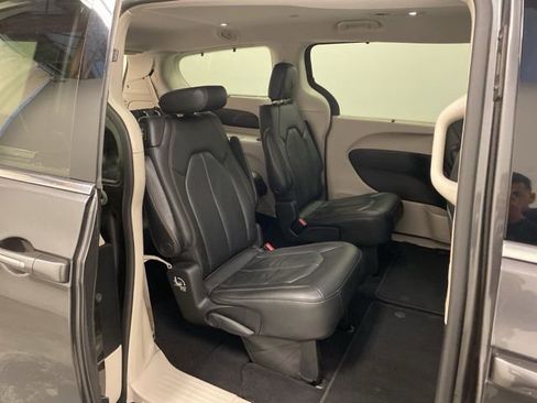 Used 2020 Chrysler Pacifica Touring-L FWD image 25