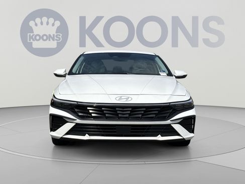 Certified 2025 Hyundai Elantra Limited FWD image 11