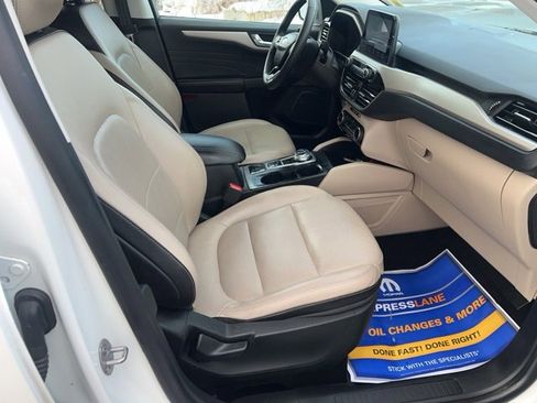Used 2022 Ford Escape SEL w/ Technology Package image 9
