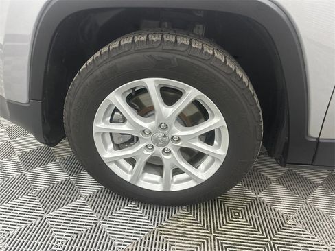 Used 2016 Jeep Cherokee Sport image 12